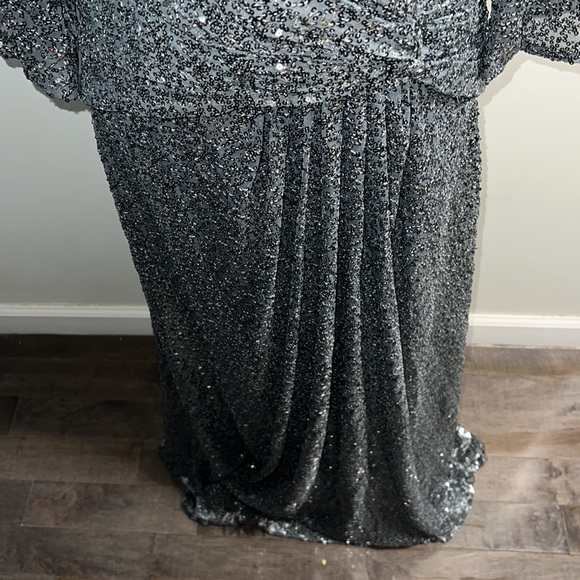 La Femme Ruched Sequin Column Gown size 10 - Picture 6 of 9